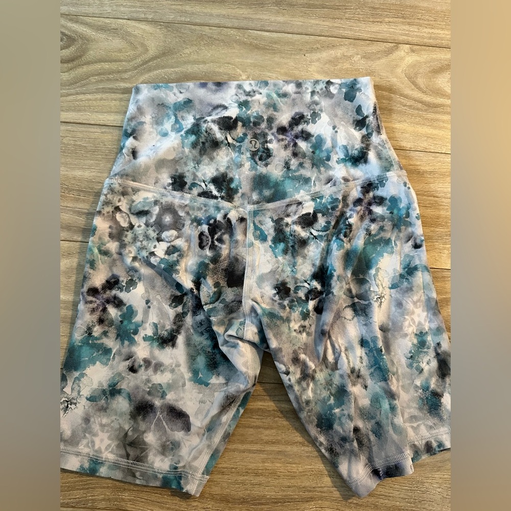 Lululemon 8” align biker shorts!